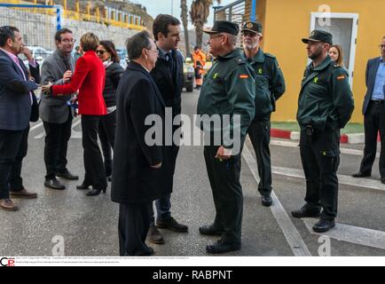 El Presidente del PP, Pablo Casado, ha visitado este jueves a las diez de la Mañana la frontera del Tarajal que séparation Ceuta de Marruecos para saludar un la Policía Nacional y a la Guardia Civil. Président du parti de droite PP a visité aujourd'hui l'fronteir de Tarajal qui sépare Ceuta du Maroc pour saluer police nationale espagnole. Banque D'Images