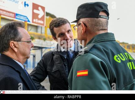 El Presidente del PP, Pablo Casado, ha visitado este jueves a las diez de la Mañana la frontera del Tarajal que séparation Ceuta de Marruecos para saludar un la Policía Nacional y a la Guardia Civil. Président du parti de droite PP a visité aujourd'hui l'fronteir de Tarajal qui sépare Ceuta du Maroc pour saluer police nationale espagnole. Banque D'Images