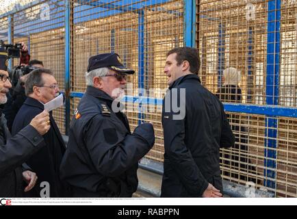 El Presidente del PP, Pablo Casado, ha visitado este jueves a las diez de la Mañana la frontera del Tarajal que séparation Ceuta de Marruecos para saludar un la Policía Nacional y a la Guardia Civil. Président du parti de droite PP a visité aujourd'hui l'fronteir de Tarajal qui sépare Ceuta du Maroc pour saluer police nationale espagnole. Banque D'Images