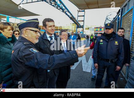 El Presidente del PP, Pablo Casado, ha visitado este jueves a las diez de la Mañana la frontera del Tarajal que séparation Ceuta de Marruecos para saludar un la Policía Nacional y a la Guardia Civil. Président du parti de droite PP a visité aujourd'hui l'fronteir de Tarajal qui sépare Ceuta du Maroc pour saluer police nationale espagnole. Banque D'Images