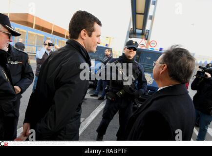 El Presidente del PP, Pablo Casado, ha visitado este jueves a las diez de la Mañana la frontera del Tarajal que séparation Ceuta de Marruecos para saludar un la Policía Nacional y a la Guardia Civil. Président du parti de droite PP a visité aujourd'hui l'fronteir de Tarajal qui sépare Ceuta du Maroc pour saluer police nationale espagnole. Banque D'Images