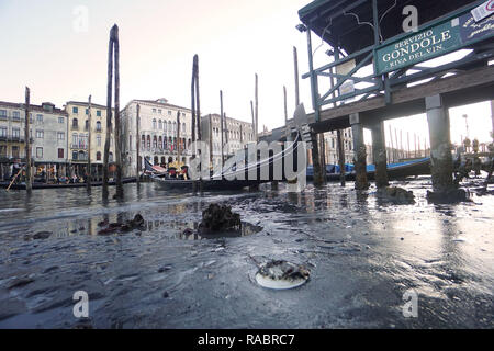 Venise, Italie. 06Th Janvier, 2019. Les gondoles sont bloqués le long du Grand Canal près du pont du Rialto à cause d'une marée basse exceptionnelle le 3 janvier, à Venise, Italie. © Andrea Merola / éveil / Alamy Live News Banque D'Images