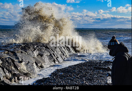 Vitt, Allemagne. 09Th Jan, 2019. Les vagues de la mer Baltique pause à un mur de pierre dans le port de l'petit village de pêcheurs Vitt Crédit : Patrick Pleul/dpa-Zentralbild/ZB/dpa/Alamy Live News Banque D'Images