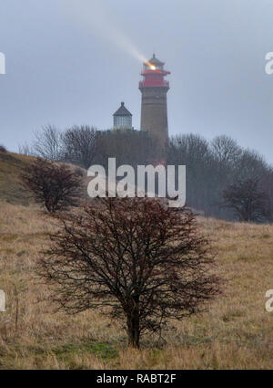 Arkona, Allemagne. 31 Dec, 2018. Le phare (r) érigée en 1901 et de l'historique tour de 1827 à Schinkel Cap Arkona près de gager sur l'île de Rügen (Mecklembourg-Poméranie-Occidentale). Cap Arkona est le point le plus au nord de l'île de Rügen. Bien que les 35 mètres de haut construit en briques en 1901 continue d'envoyer des signaux lumineux sur la mer aujourd'hui, le Schinkel tour sert de musée. Les deux bâtiments sont à gravir comme tours d'observation. Crédit : Patrick Pleul/dpa-Zentralbild/ZB/dpa/Alamy Live News Banque D'Images