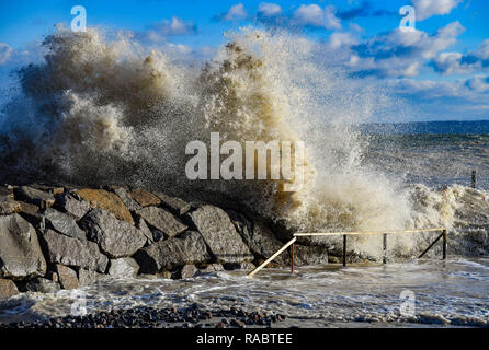 Vitt, Allemagne. 09Th Jan, 2019. Les vagues de la mer Baltique pause à un mur de pierre dans le port de l'petit village de pêcheurs Vitt Crédit : Patrick Pleul/dpa-Zentralbild/ZB/dpa/Alamy Live News Banque D'Images