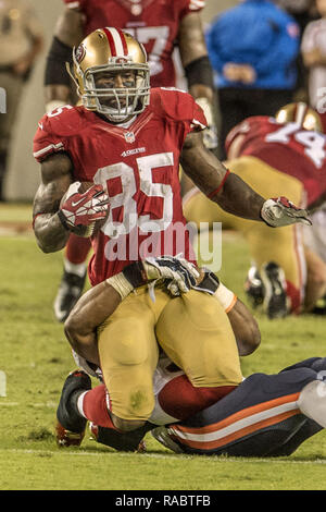 Santa Clara, Californie, États-Unis. 14Th Sep 2014. San Francisco 49ers tight end Vernon Davis (85) tirée vers le bas après avoir passer le dimanche 14 septembre 2014 à Santa Clara, en Californie. Les ours défait les 49ers 27-20. Crédit : Al Golub/ZUMA/Alamy Fil Live News Banque D'Images