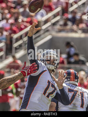 Santa Clara, Californie, États-Unis. 17 août, 2014. Le quart-arrière des Broncos de Denver Osweiler Brock (17) fait passer vers le bas sur le terrain Dimanche, 17 août 2014 à Santa Clara, en Californie. Les Broncos défait les 49ers. 34-0 dans un match pré-saison. Crédit : Al Golub/ZUMA/Alamy Fil Live News Banque D'Images