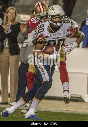 Santa Clara, Californie, États-Unis. 18Th Oct, 2014. San Francisco 49ers Chris Culliver évoluait (29) s'attaque à San Diego Chargers receveur Malcom Floyd (80) le samedi, 20 décembre 2014, au stade de Lévis à Santa Clara, en Californie. Les chargeurs a défait les 49ers 38-35 en prolongation. Crédit : Al Golub/ZUMA/Alamy Fil Live News Banque D'Images