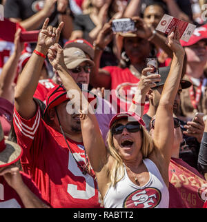 Santa Clara, Californie, États-Unis. 24 août, 2014. 49er Fans cheer pour toucher des roues le dimanche, Août 24, 2014 à Santa Clara, en Californie. Les 49ers défait les chargeurs 21-7 dans un match pré-saison. Crédit : Al Golub/ZUMA/Alamy Fil Live News Banque D'Images