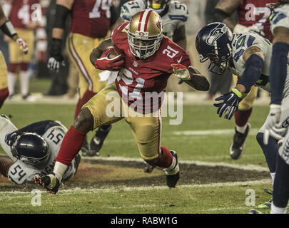 27 novembre 2014 - Santa Clara, Californie, États-Unis - San Francisco 49ers Frank Gore running back (21) courir à travers le trou le jeudi 27 novembre 2014, au stade de Lévis à Santa Clara, en Californie. Les Seahawks défait les 49ers 19-3. (Crédit Image : © Al Golub/Zuma sur le fil) Banque D'Images