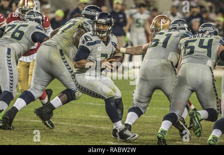 27 novembre 2014 - Santa Clara, Californie, États-Unis - Seattle Seahawks quarterback Russell Wilson (3) fait jouer ligne derrière le jeudi 27 novembre 2014, au stade de Lévis à Santa Clara, en Californie. Les Seahawks défait les 49ers 19-3. (Crédit Image : © Al Golub/Zuma sur le fil) Banque D'Images