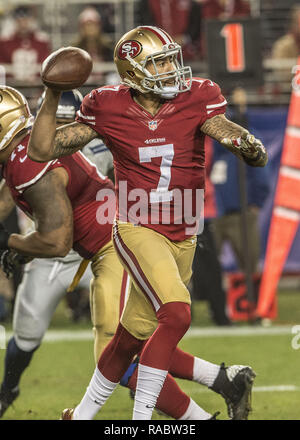 27 novembre 2014 - Santa Clara, Californie, États-Unis - San Francisco 49ers quarterback Colin Kaepernick (7) passe sur la course le jeudi 27 novembre 2014, au stade de Lévis à Santa Clara, en Californie. Les Seahawks défait les 49ers 19-3. (Crédit Image : © Al Golub/Zuma sur le fil) Banque D'Images