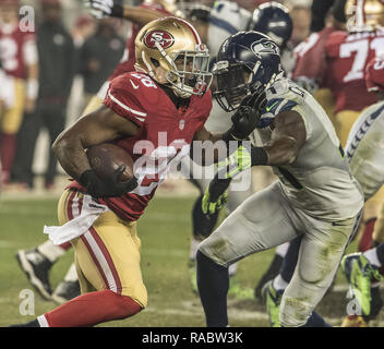 27 novembre 2014 - Santa Clara, Californie, États-Unis - San Francisco 49ers d'utiliser de nouveau Carlos Hyde (28) le jeudi 27 novembre 2014, au stade de Lévis à Santa Clara, en Californie. Les Seahawks défait les 49ers 19-3. (Crédit Image : © Al Golub/Zuma sur le fil) Banque D'Images