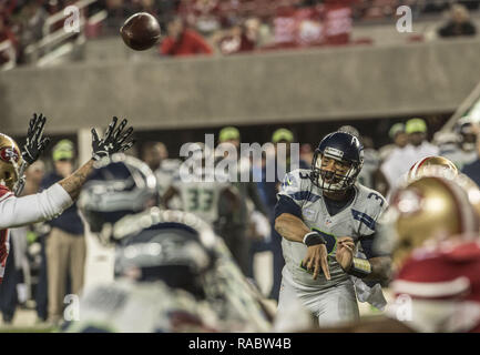 27 novembre 2014 - Santa Clara, Californie, États-Unis - Seattle Seahawks quarterback Russell Wilson (3) passe ball sous pression le jeudi 27 novembre 2014, au stade de Lévis à Santa Clara, en Californie. Les Seahawks défait les 49ers 19-3. (Crédit Image : © Al Golub/Zuma sur le fil) Banque D'Images