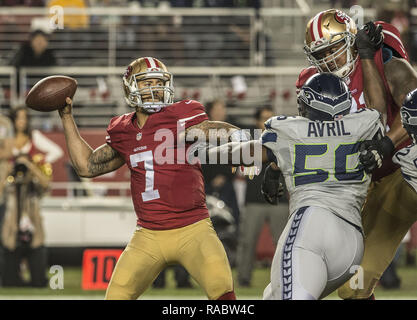 27 novembre 2014 - Santa Clara, Californie, États-Unis - San Francisco 49ers quarterback Colin Kaepernick (7) passe ball sous pression le jeudi 27 novembre 2014, au stade de Lévis à Santa Clara, en Californie. Les Seahawks défait les 49ers 19-3. (Crédit Image : © Al Golub/Zuma sur le fil) Banque D'Images