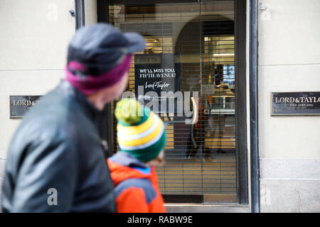 New York, USA. 3 janvier, 2019. Les gens passent devant le Lord & Taylor flagship sur la cinquième avenue à Manhattan, New York City, États-Unis, le 3 janvier, 2019. La célèbre chaîne de grand magasin Lord & Taylor a officiellement fermé son flagship sur la cinquième avenue à Manhattan. L'édifice de 11 étages a été un jalon sur New York zone commerçante la plus prestigieuse depuis plus d'un siècle, se vantant de son animation maison de fenêtres et d'une sélection de bijoux et de vêtements et d'attirer des citadins et des touristes. Credit : Wang Ying/Xinhua/Alamy Live News Banque D'Images