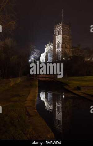 Kidderminster, UK. 3e janvier 2019. Météo France : c'est une froide nuit d'hiver, ce soir à Kidderminster avec un ciel clair, les températures permettant de dégringoler rapidement. Avec très peu de vent et des conditions de sécheresse, Eglise St Mary reflète magnifiquement dans les eaux du canal ci-dessous. Credit : Lee Hudson/Alamy Live News Banque D'Images