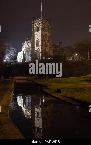 Kidderminster, UK. 3e janvier 2019. Météo France : c'est une froide nuit d'hiver, ce soir à Kidderminster avec un ciel clair, les températures permettant de dégringoler rapidement. Avec très peu de vent et des conditions de sécheresse, Eglise St Mary reflète magnifiquement dans les eaux du canal ci-dessous. Credit : Lee Hudson/Alamy Live News Banque D'Images