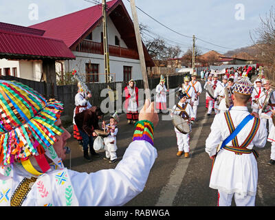 Onesti, Bacau, Roumanie. 21 mai, 2018. Une bande vu marcher pendant l'événement.à la fin de l'année et le Nouvel An, jour, les gens dans la vallée de Buzau en Roumanie en robe de danse et de peaux d'ours pour chasser tout ce qui est mauvais et apporter le bonheur et la bénédiction pour les gens du village. Dans le passé, les Roms ont soulevé ours sauvages et effectué avec eux pour gagner de l'argent. Les gens croyaient que les ours peuvent guérir des maladies et d'apporter la force pour eux. Après avoir maintenu ours a été interdit, les gens ont commencé à danser dans des peaux d'ours pour garder la tradition du Nouvel An. Le prix d'une peau peut être aussi élevé que 3000 euros. (Cre Banque D'Images