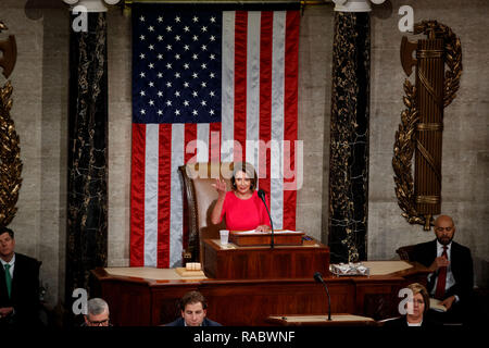 Washington, USA. 3 janvier, 2019. Nancy Pelosi (C) parle, après avoir été élu le nouveau président de la Chambre des représentants des États-Unis sur la colline du Capitole à Washington, DC, États-Unis, le 3 janvier, 2019. Nancy Pelosi, un représentant démocrate de Californie, a été élu le nouveau président de la Chambre des représentants des États-Unis le jeudi, le premier jour d'un nouveau congrès divisé. Credit : Ting Shen/Xinhua/Alamy Live News Banque D'Images