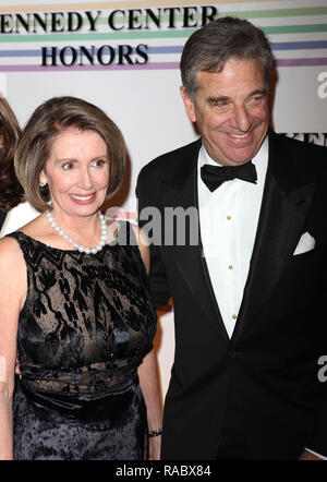 ***PHOTO D***, Nancy Pelosi, a élu comme président de la Chambre Nancy Pelosi et Paul Pelosi assister au Kennedy Center Honors 2010 Ceremomy à Washington, DC. Crédit : Walter McBride/MediaPunch Banque D'Images