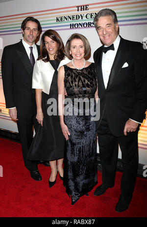 ***PHOTO D***, Nancy Pelosi, a élu comme président de la Chambre Nancy Pelosi et Paul Pelosi & Famille assister au Kennedy Center Honors 2010 Ceremomy à Washington, DC. Crédit : Walter McBride/MediaPunch Banque D'Images