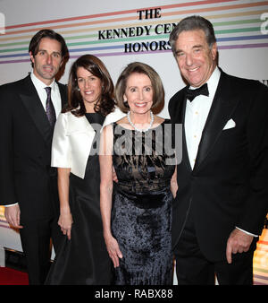 ***PHOTO D***, Nancy Pelosi, a élu comme président de la Chambre Nancy Pelosi et Paul Pelosi & Famille assister au Kennedy Center Honors 2010 Ceremomy à Washington, DC. Crédit : Walter McBride/MediaPunch Banque D'Images