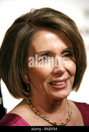 ***PHOTO D***, Nancy Pelosi, a élu comme président de la Chambre Nancy Pelosi arrivant pour la 31e Kennedy Center Honors au Kennedy Centre Hall d'États à Washington, DC, le 7 décembre 2008 Crédit : Walter McBride/MediaPunch Banque D'Images