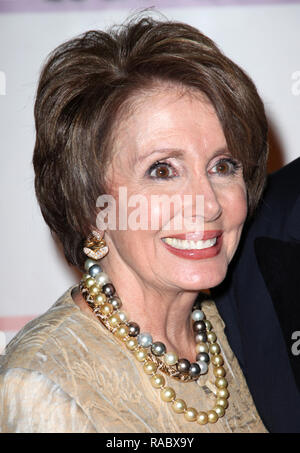 ***PHOTO D***, Nancy Pelosi, a élu comme président de la Chambre Nancy Pelosi arrivant pour la 34ème Kennedy Center Honors Présentation au Kennedy Center à Washington, DC, le 4 décembre 2011 Crédit : Walter McBride/MediaPunch Banque D'Images