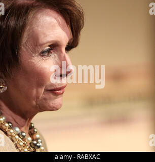 ***PHOTO D***, Nancy Pelosi, a élu comme président de la Chambre Nancy Pelosi arrivant pour la 34ème Kennedy Center Honors Présentation au Kennedy Center à Washington, DC, le 4 décembre 2011 Crédit : Walter McBride/MediaPunch Banque D'Images