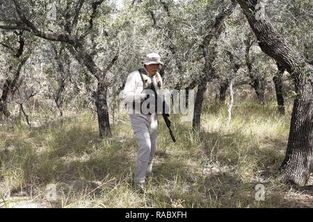 15 janvier 2018 - Bénévoles Brooks County Sheriff Don White adjoint promenades dans un ranch où vivent des migrants près de Baytown, Texas, le 15 janvier 2018. (Crédit Image : © David Ryder/Zuma sur le fil) Banque D'Images