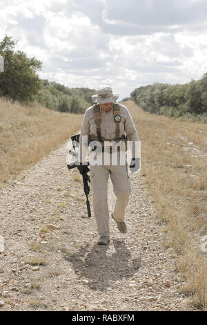 15 janvier 2018 - Bénévoles Brooks County Sheriff Don White adjoint promenades dans un ranch où vivent des migrants près de Baytown, Texas, le 15 janvier 2018. (Crédit Image : © David Ryder/Zuma sur le fil) Banque D'Images