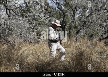 15 janvier 2018 - Bénévoles Brooks County Sheriff Don White adjoint promenades dans un ranch où vivent des migrants près de Baytown, Texas, le 15 janvier 2018. (Crédit Image : © David Ryder/Zuma sur le fil) Banque D'Images