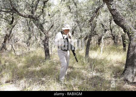 15 janvier 2018 - Bénévoles Brooks County Sheriff Don White adjoint promenades dans un ranch où vivent des migrants près de Baytown, Texas, le 15 janvier 2018. (Crédit Image : © David Ryder/Zuma sur le fil) Banque D'Images