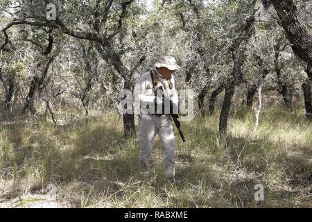 Brooks bénévolat Don White adjoint shérif du comté de promenades dans un ranch où vivent des migrants près de Baytown, Texas, le 15 janvier 2018. 15 Jan, 2018. Crédit : David Ryder/ZUMA/Alamy Fil Live News Banque D'Images