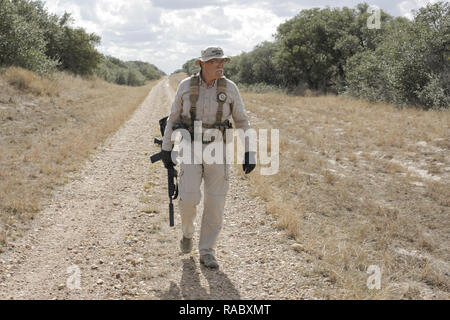 Brooks bénévolat Don White adjoint shérif du comté de promenades dans un ranch où vivent des migrants près de Baytown, Texas, le 15 janvier 2018. 15 Jan, 2018. Crédit : David Ryder/ZUMA/Alamy Fil Live News Banque D'Images