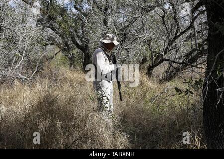 Brooks bénévolat Don White adjoint shérif du comté de promenades dans un ranch où vivent des migrants près de Baytown, Texas, le 15 janvier 2018. 15 Jan, 2018. Crédit : David Ryder/ZUMA/Alamy Fil Live News Banque D'Images