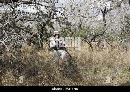 Brooks bénévolat Don White adjoint shérif du comté de promenades dans un ranch où vivent des migrants près de Baytown, Texas, le 15 janvier 2018. 15 Jan, 2018. Crédit : David Ryder/ZUMA/Alamy Fil Live News Banque D'Images