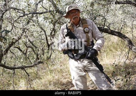 Brooks bénévolat Don White adjoint shérif du comté de promenades dans un ranch où vivent des migrants près de Baytown, Texas, le 15 janvier 2018. 15 Jan, 2018. Crédit : David Ryder/ZUMA/Alamy Fil Live News Banque D'Images