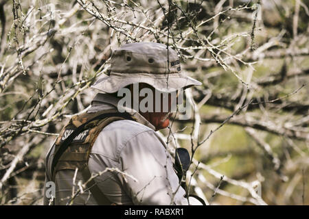 Brooks bénévolat Don White adjoint shérif du comté de promenades dans un ranch où vivent des migrants près de Baytown, Texas, le 15 janvier 2018. 15 Jan, 2018. Crédit : David Ryder/ZUMA/Alamy Fil Live News Banque D'Images