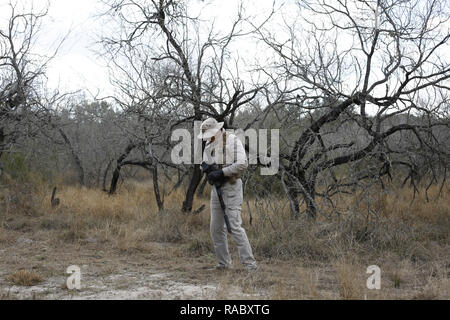 15 janvier 2018 - Bénévoles Brooks adjoint du shérif du comté de Don White cherche des pistes de migrants sur un sentier pour patrouiller sur un ranch près de Baytown, Texas, le 15 janvier 2018. Crédit : David Ryder/ZUMA/Alamy Fil Live News Banque D'Images