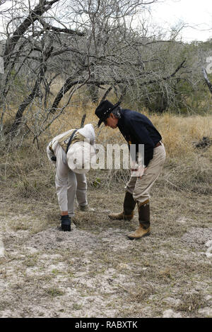 15 janvier 2018 - Bénévoles Brooks adjoint du shérif du comté de Don White, gauche, inspecte les voies de migrants avec ''Urbino Shérif Benny'' Martinez sur un ranch près de Baytown, Texas, le 15 janvier 2018. Crédit : David Ryder/ZUMA/Alamy Fil Live News Banque D'Images