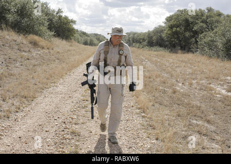 Brooks bénévolat Don White adjoint shérif du comté de promenades dans un ranch où vivent des migrants près de Baytown, Texas, le 15 janvier 2018. 15 Jan, 2018. Crédit : David Ryder/ZUMA/Alamy Fil Live News Banque D'Images