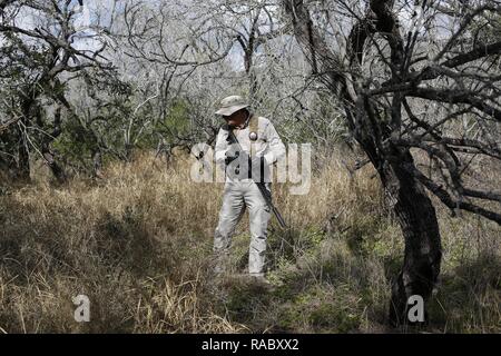 Brooks bénévolat Don White adjoint shérif du comté de promenades dans un ranch où vivent des migrants près de Baytown, Texas, le 15 janvier 2018. 15 Jan, 2018. Crédit : David Ryder/ZUMA/Alamy Fil Live News Banque D'Images