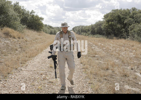 Brooks bénévolat Don White adjoint shérif du comté de promenades dans un ranch où vivent des migrants près de Baytown, Texas, le 15 janvier 2018. 15 Jan, 2018. Crédit : David Ryder/ZUMA/Alamy Fil Live News Banque D'Images