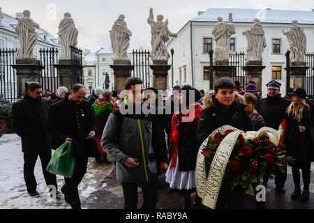 Les gens ont vu arriver à l'église de Saint Pierre et Paul, pour les funérailles de Mgr Tadeusz Pieronek. Tadeusz Pieronek est né le 24 octobre 1934 à Radziechowy, il fut ordonné prêtre jusqu'en 1957 et en 1992, il devient un évêché par les mains de l'ancien pape polonais Jean Paul II. Banque D'Images