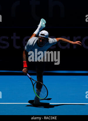 Arène de RAC, Perth, Australie. 4 janvier, 2019. Hopman Cup Tennis, parrainé par Mastercard ; Lucas Pouille de l'équipe de France sert à David Ferrer l'Espagne l'équipe d'Action Crédit : Plus Sport/Alamy Live News Banque D'Images