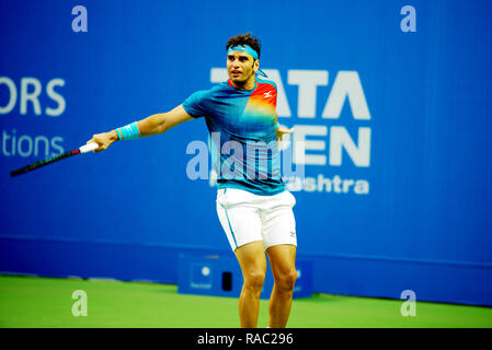 Pune, Inde. 3e janvier 2019. Malek Jaziri de la Tunisie dans l'action dans le deuxième quart de finale des célibataires compétition à Tata ouvrir le tournoi de tennis ATP de Maharashtra à Pune, en Inde. Credit : Karunesh Johri/Alamy Live News Banque D'Images