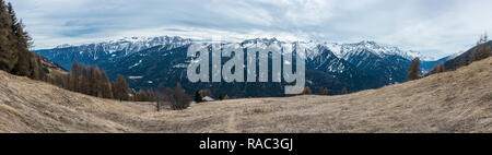 Alpes italiennes sous la neige Panorama Dolomites de Brenta, montagnes couvertes de neige, arbres et prairie. Trentino-Alto Adige, Trento, Le Sud de l'Italie Rhétique Banque D'Images