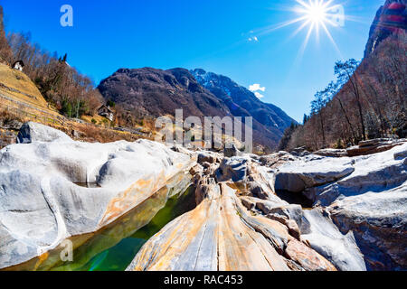Les roches sur le lit de la rivière Verzasca et l'église de Lavertezzo Banque D'Images